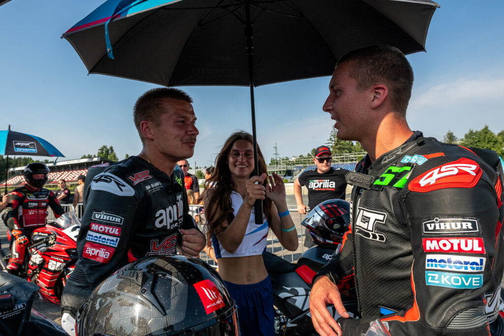 Eemeli Lahti (Aprilia) võitis pühapäeval Bikerniekis võimsa eduga Eesti meistrivõistluste kolmanda etapi Superbike’ide sõidu ja püstitas ka raja uue rekordi 1:3